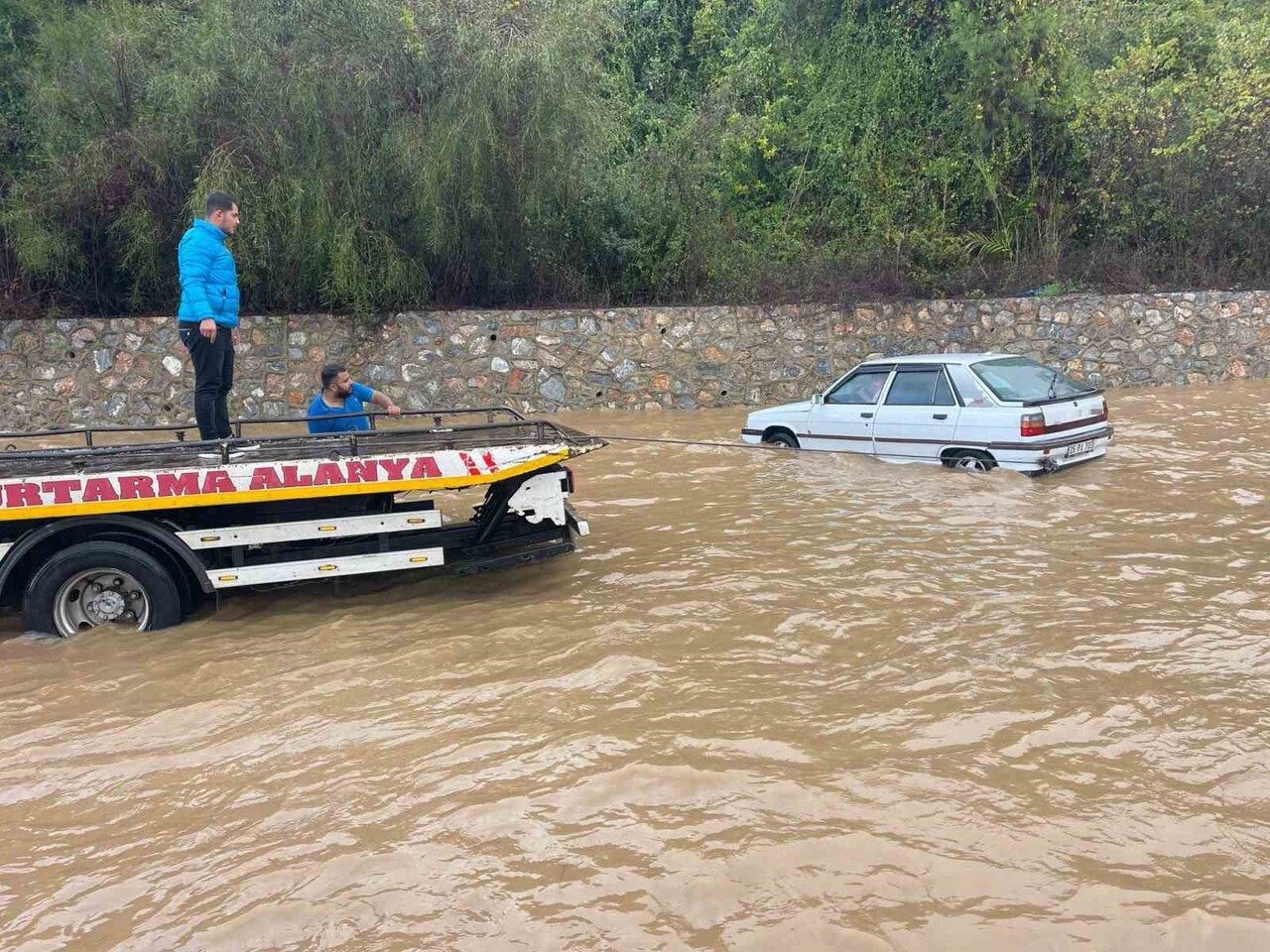 ALANYA İLÇESİNDE ETKİLİ OLAN SAĞANAKTA SU ALTINDA KALAN D 400 KARAYOLUNDA BAZI ARAÇLAR MAHSUR...