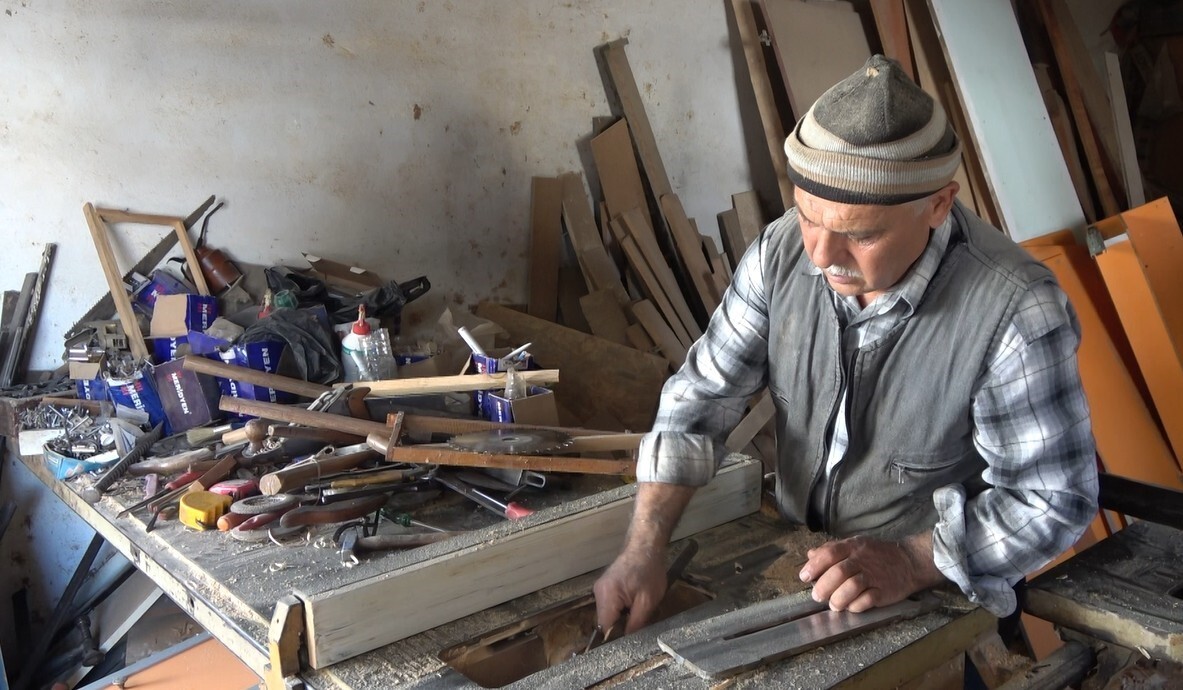 ALANYA’NIN DEMİRTAŞ SANAYİ SİTESİ’NDE 30 METREKARELİK ATÖLYESİNDE 45 YILDIR MARANGOZLUK YAPAN 62...