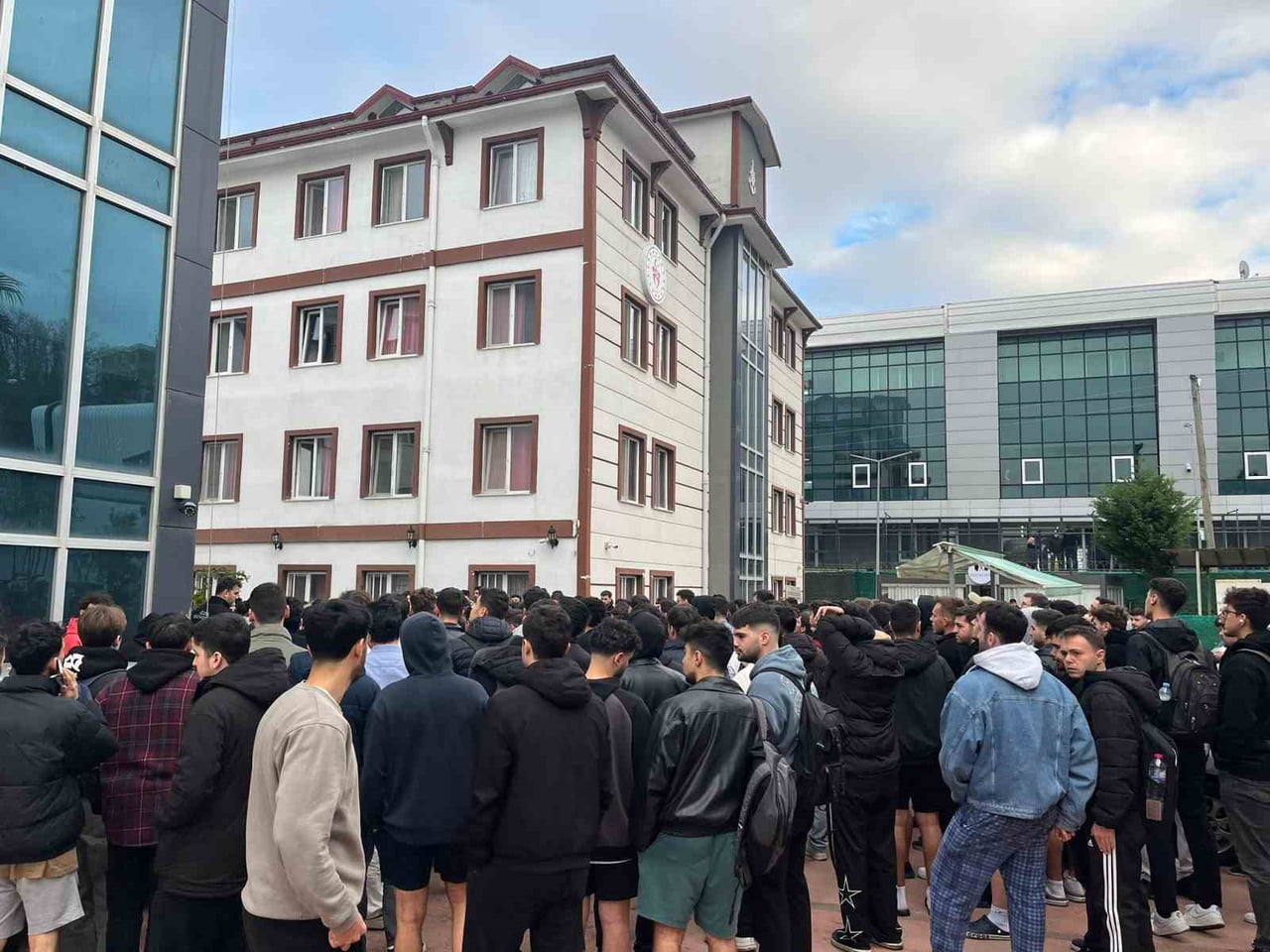ALARMIN ÇALMASIYLA BİRLİKTE ÖĞRENCİLER TEDBİR AMAÇLI OLARAK BİNA DIŞINA ÇIKTI.