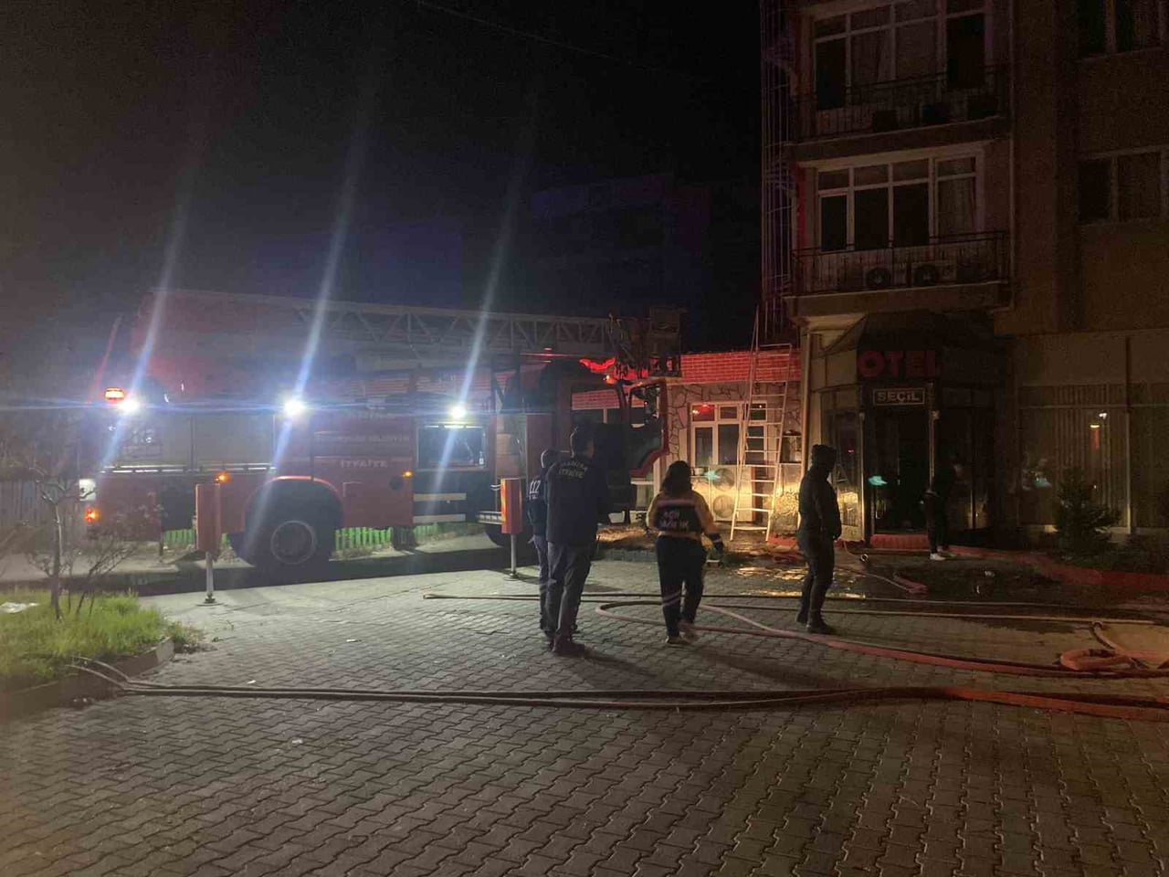 ALAŞEHİR DE OTEL YANGINI