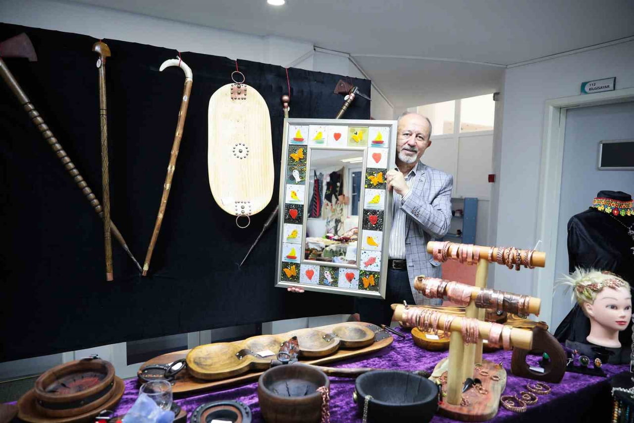 ALİAĞA TÜPRAŞ HALK EĞİTİMİ MERKEZİ'NDE YIL BOYUNCA EĞİTİM ALAN KURSİYERLER TARAFINDAN HAZIRLANAN...