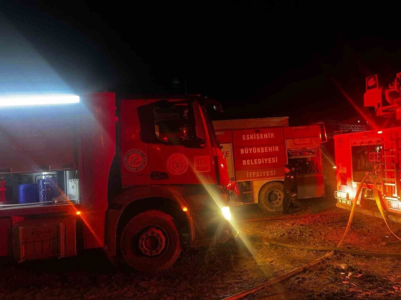 ALPU İLÇESİNDE BİR ÇİTLİKTE GECE ÇIKAN YANGINDA BİNLERCE SAMAN BALYASI VE YEM KÜL OLDU