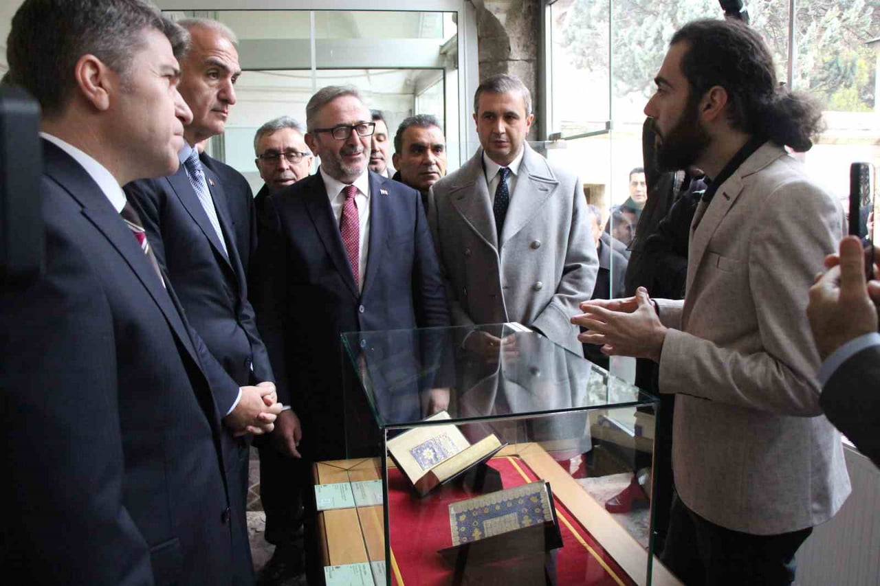 AMASYA BAYEZİD YAZMA ESERLER KÜTÜPHANESİ’NDE BİRBİRİNDEN DEĞERLİ YAZMA ESERLERİN SERGİLENDİĞİ...