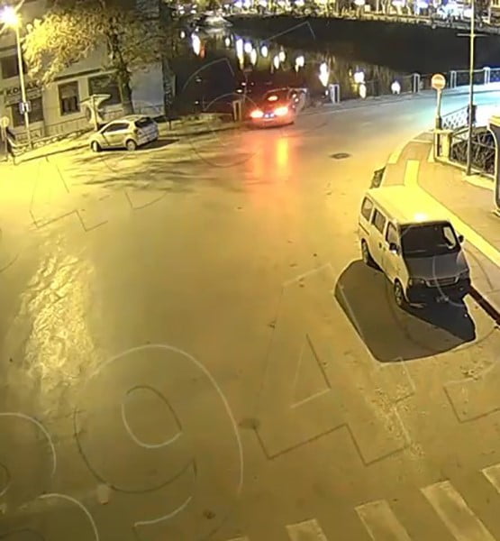 AMASYA’DA HIZLA İLERLEYEN OTOMOBİLİN KÖPRÜDEN YEŞİLIRMAK NEHRİ’NE UÇTUĞU KAZA KAMERAYA YANSIDI....