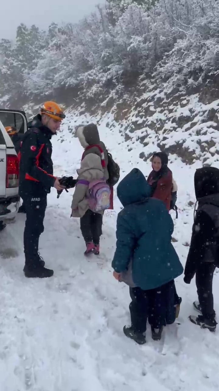 AMASYA’DA KARLI YOLDA MAHSUR KALAN ÖĞRENCİ SERVİSİNDEKİ ÇOCUKLARIN YARDIMINA AFAD EKİBİ YETİŞTİ....