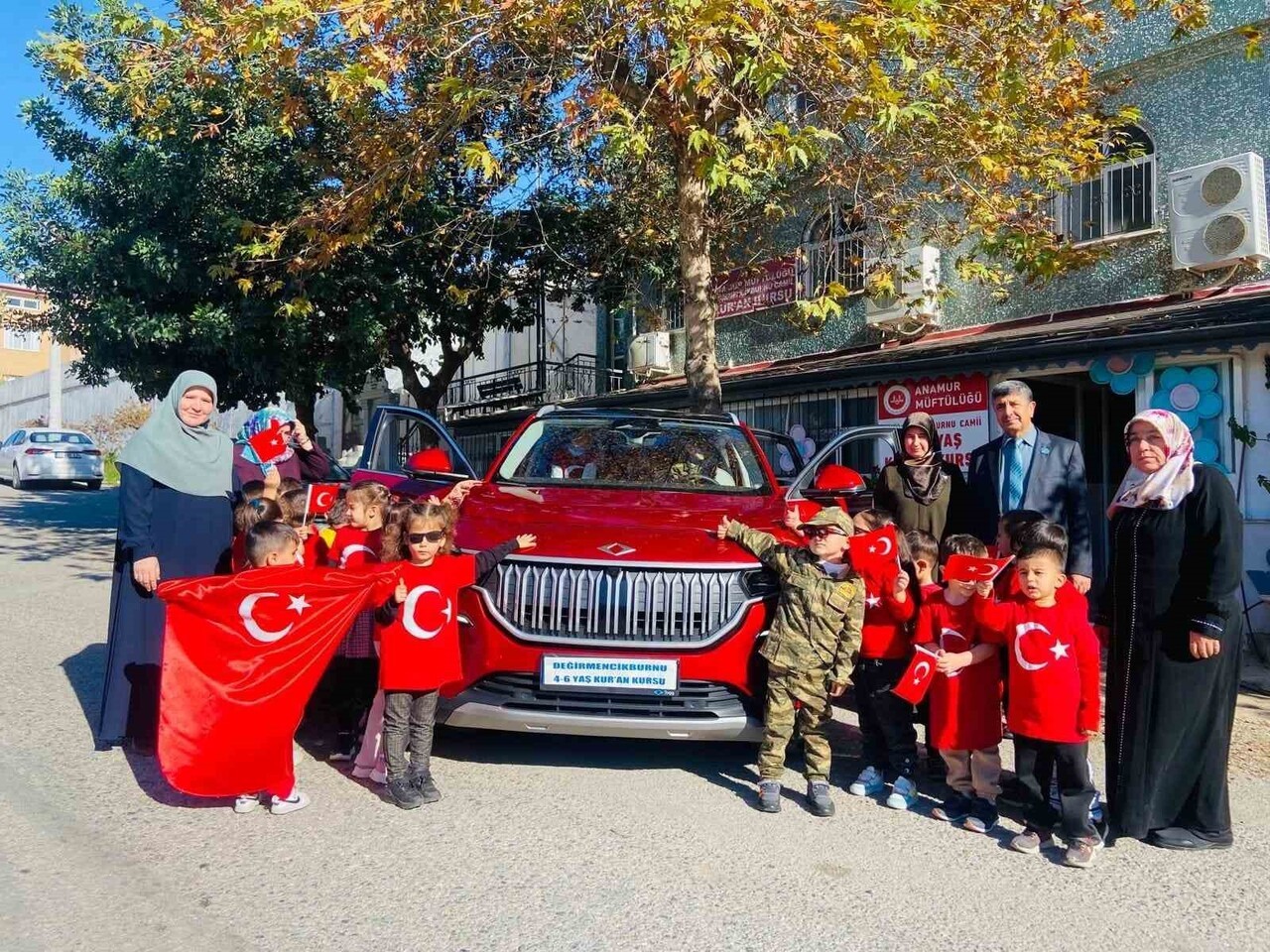 ANAMUR İLÇESİNDE YERLİ MALI HAFTASI KAPSAMINDA MİNİK ÖĞRENCİLER YERLİ ÜRETİM TOGG'U YAKINDAN GÖRME...