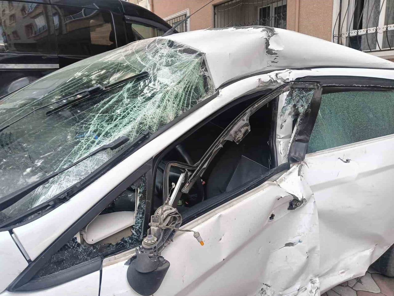 ANKARA'DA SÜRÜCÜSÜNÜN RAMPA ÇIKARKEN KONTROLÜNÜ KAYBETTİĞİ TIR, PARK HALİNDEKİ 4 OTOMOBİLE ÇARPTI....