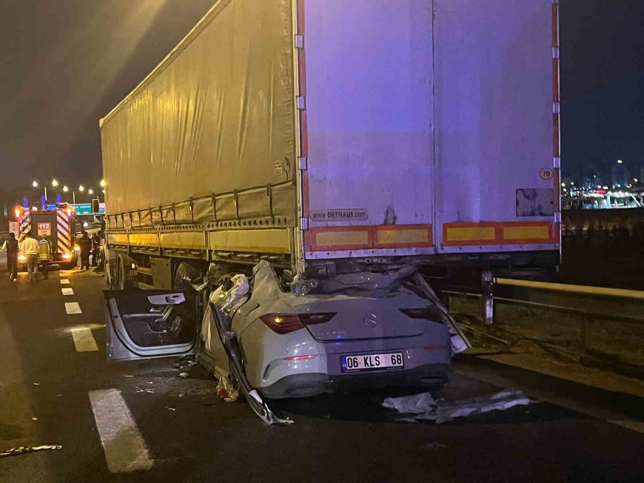 ANKARA ÇEVREYOLUNDA BİR OTOMOBİL SEYİR HALİNDEKİ BİR TIRIN ARKASINA GİRDİ, KAZADA 2 KİŞİ ÖLDÜ 1...