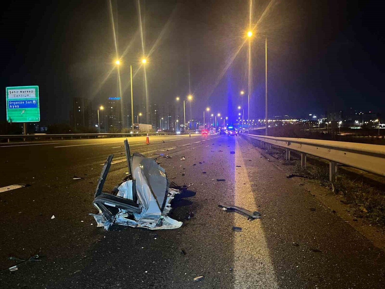 ANKARA ÇEVREYOLUNDA BİR OTOMOBİL SEYİR HALİNDEKİ BİR TIRIN ARKASINA GİRDİ, KAZADA 2 KİŞİ ÖLDÜ 1...