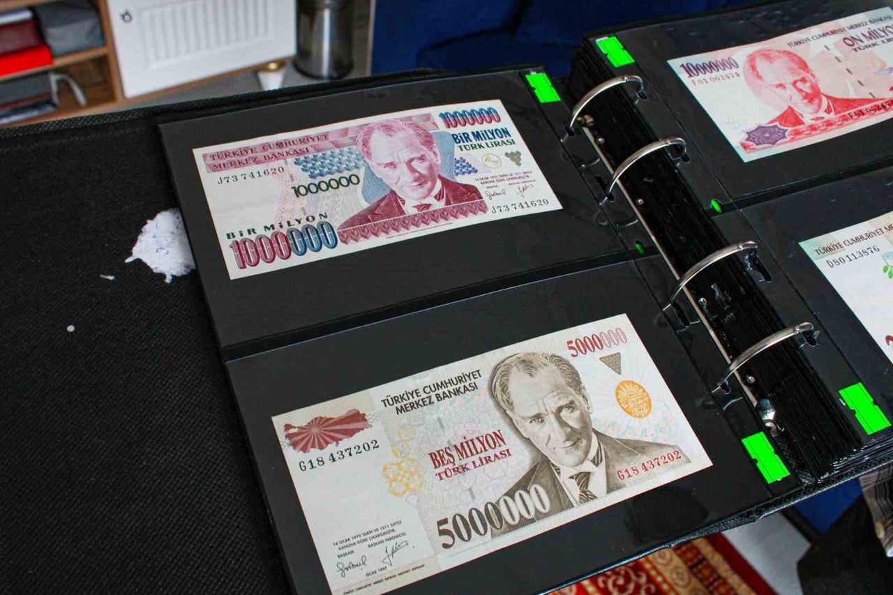 ANKARA’DA 76 YAŞINDAKİ KOLEKSİYONER MEMDUH AYDEMİR, 40 YILDIR HOBİ AMAÇLI TOPLADIĞI PARA...