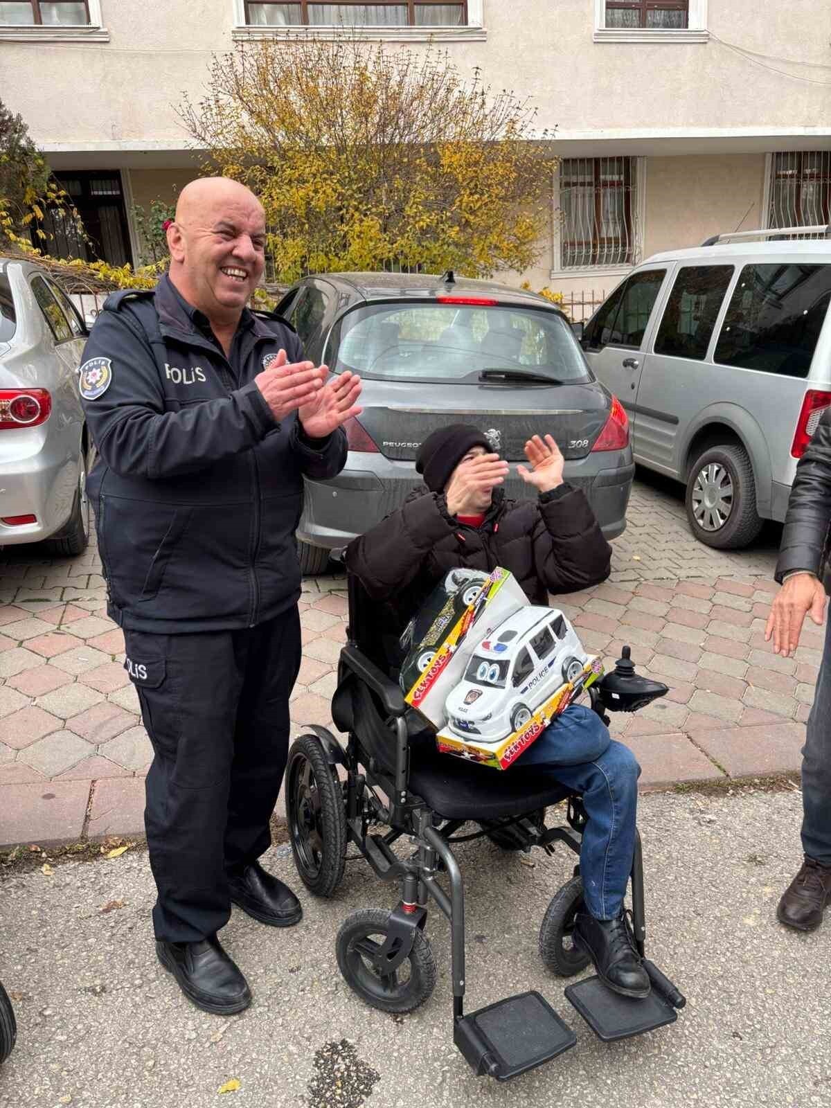 ANKARA’DA GÖREVLİ POLİS MEMURU BAŞLATTIĞI İYİLİK HAREKETİYLE HER GEÇEN GÜN ENGELLİLERİN YÜZÜNÜ...