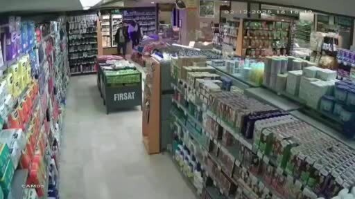 Ankara’da marketten alkol çalan 3 şahıs kamerada