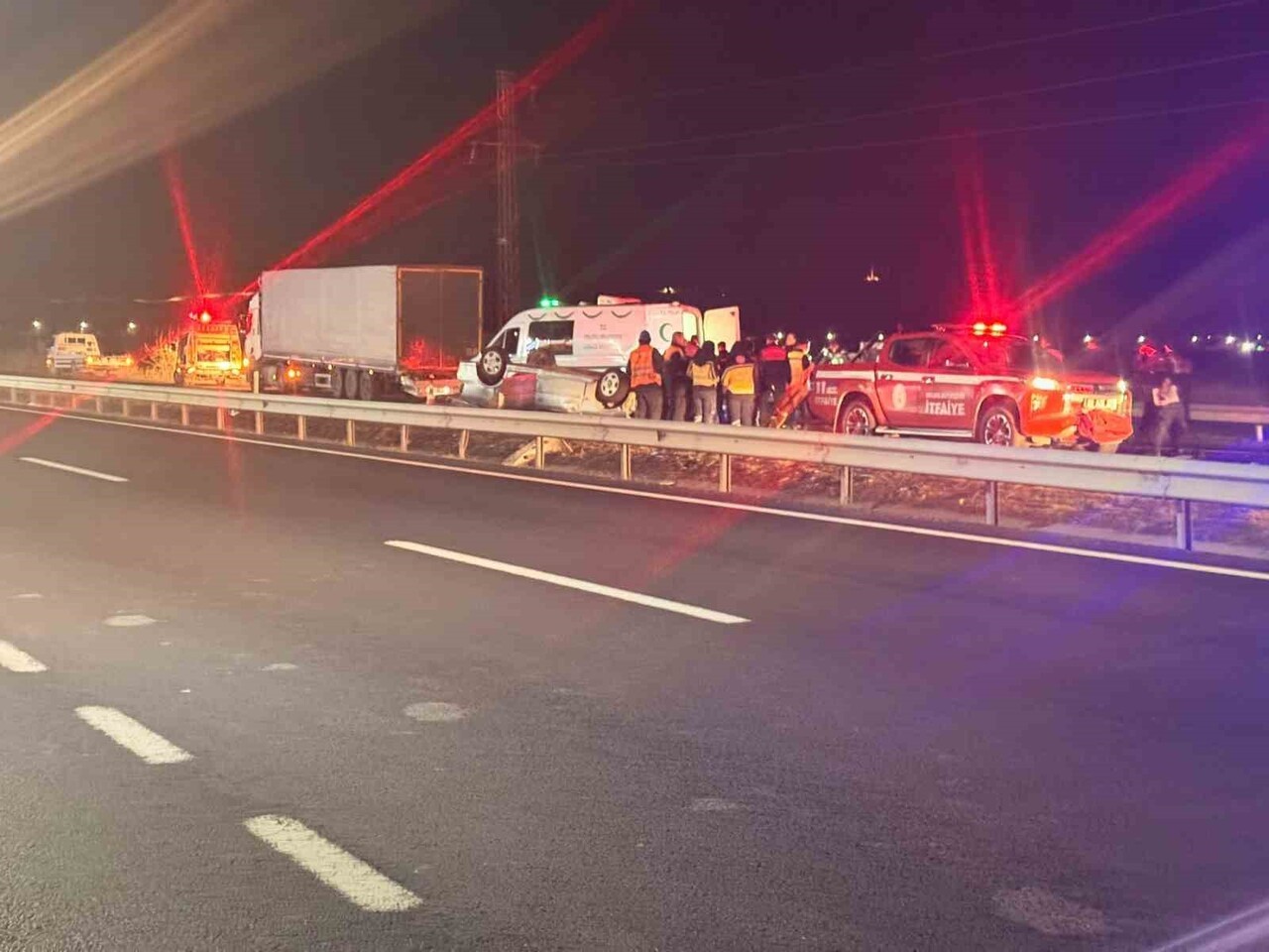 ANKARA-ESKİŞEHİR YOLU ÜZERİNDE OTOMOBİL, SEYİR HALİNDEKİ TIRA ARKADAN VURARAK TAKLA ATTI....