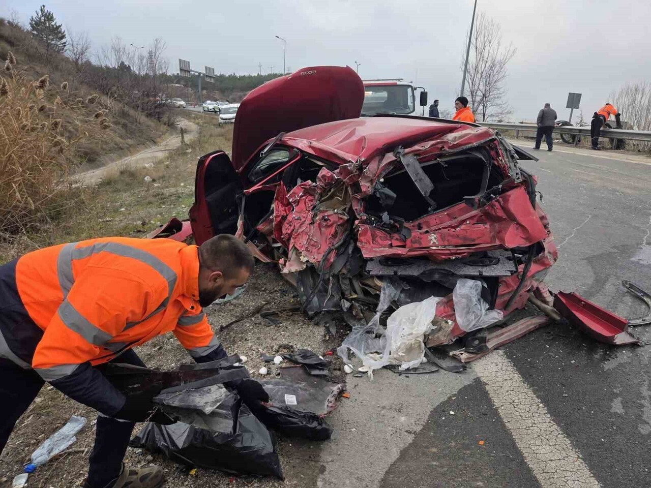 ANKARA KIRIKKALE KARAYOLU ÜZERİNDE 6 ARACIN KARIŞTIĞI ZİNCİRLEME KAZADA 5 KİŞİ YARALANDI.
