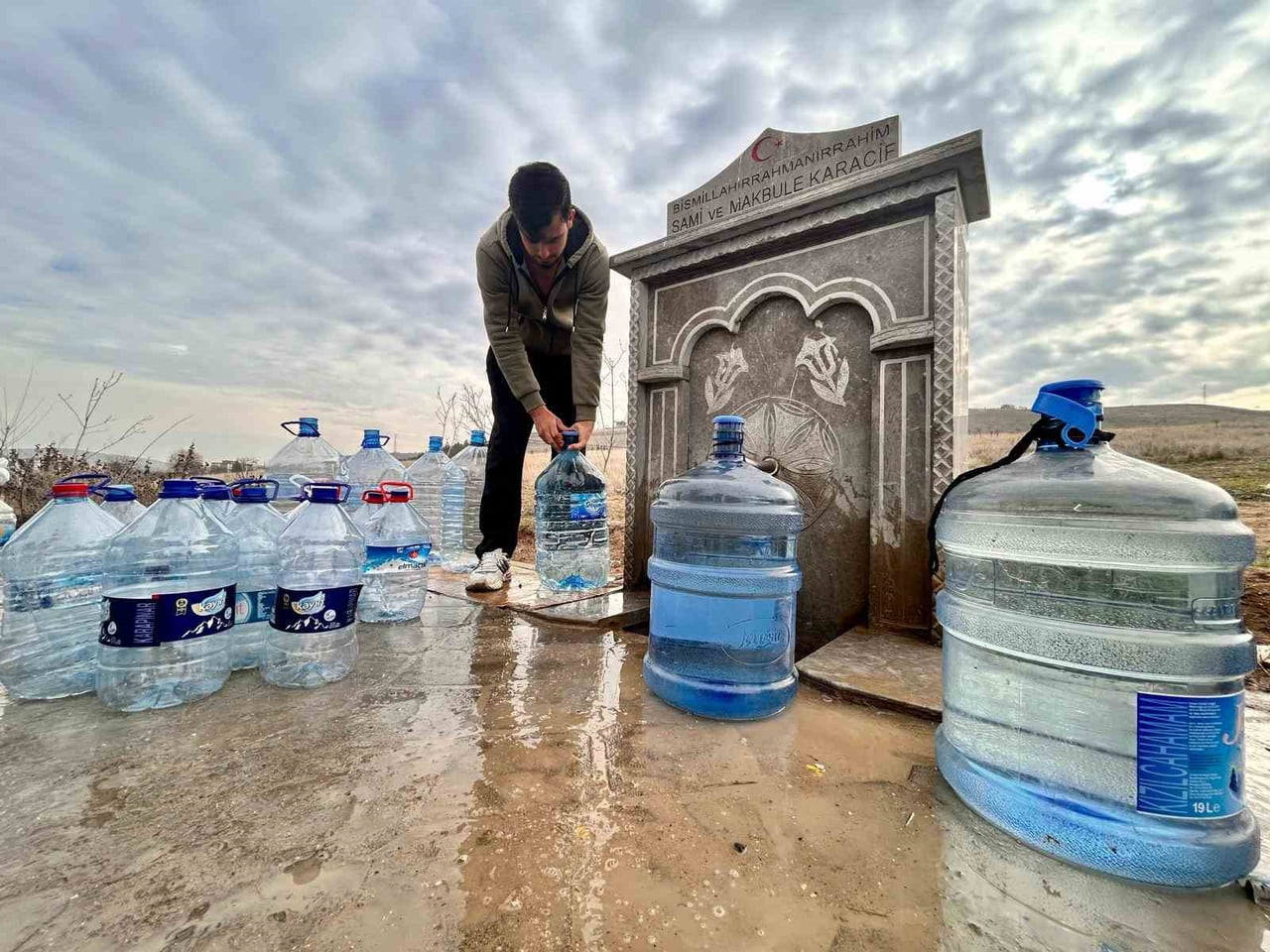 ANKARA’NIN SİNCAN İLÇESİNDE 2 GÜNDÜR SÜREN SU KESİNTİSİ NEDENİYLE VATANDAŞLAR İHTİYAÇLARINI...