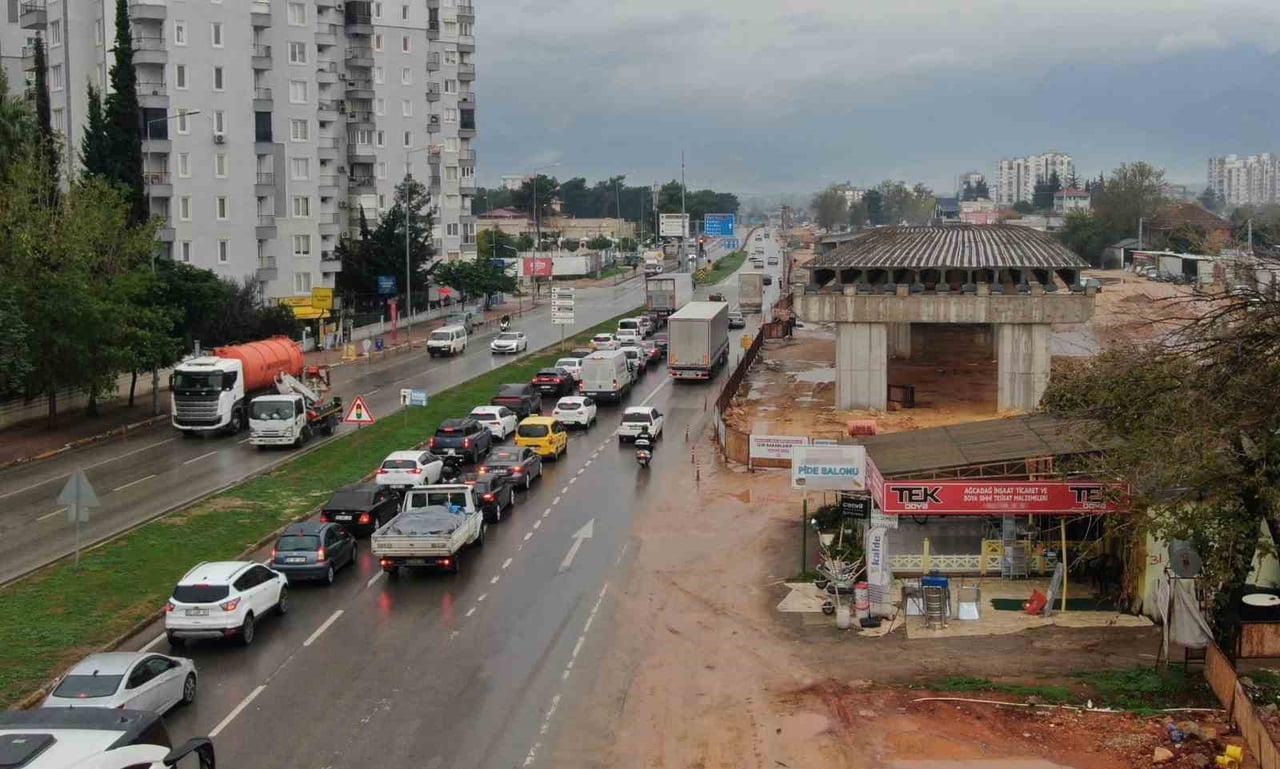 ANTALYA'DA 4 KÖPRÜLÜ KAVŞAK PROJESİNDEN UNCALI KÖPRÜLÜ KAVŞAĞI'NDA İŞLETME SAHİBİ İLE BAKANLIĞIN...