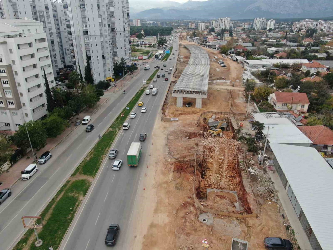 ANTALYA'DA 4 KÖPRÜLÜ KAVŞAK PROJESİNDEN UNCALI KÖPRÜLÜ KAVŞAĞI'NDA İŞLETME SAHİBİ İLE BAKANLIĞIN...