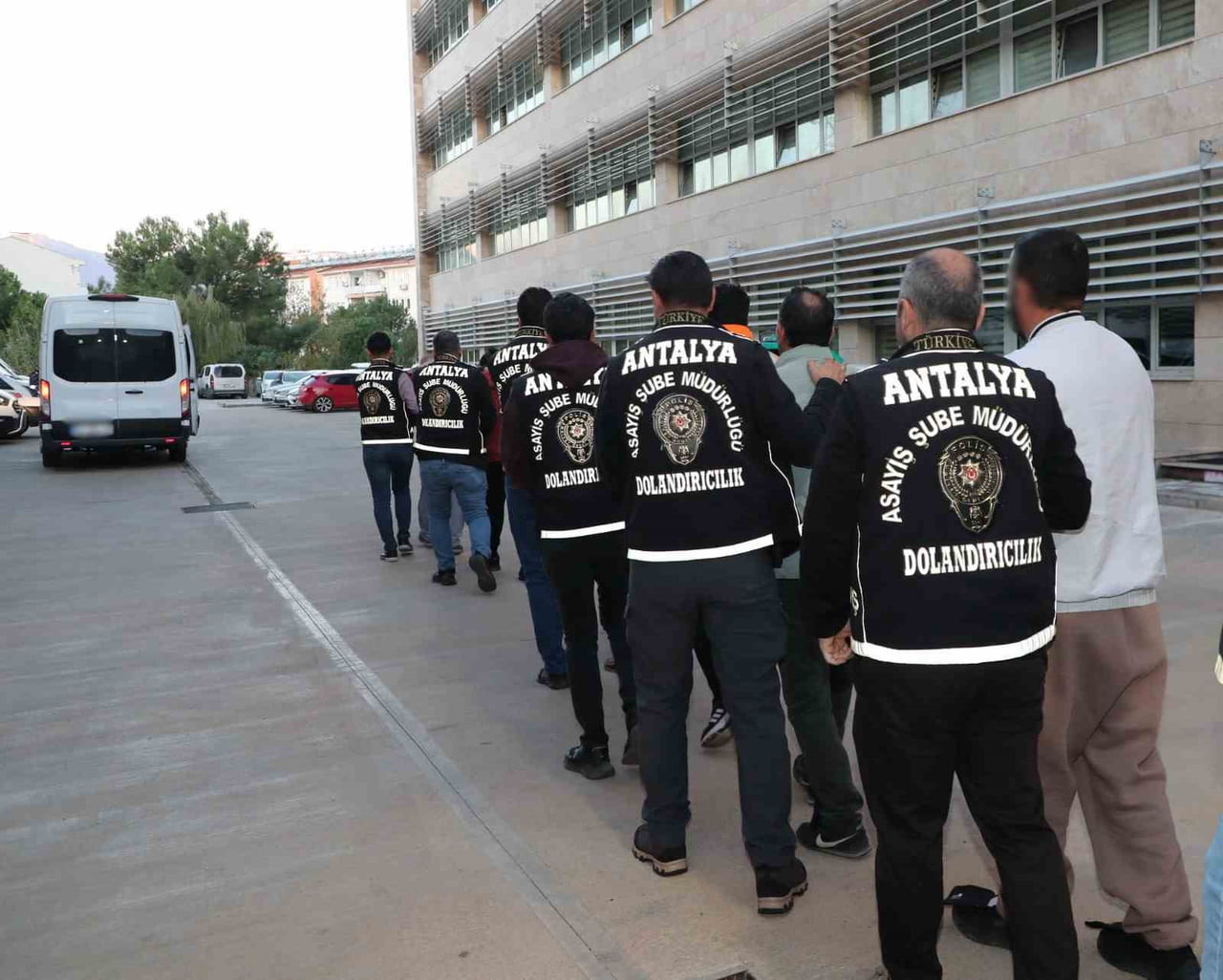 ANTALYA'DA POLİSİN YAPTIĞI OPERASYONDA KENDİSİNİ POLİS OLARAK TANITIP 3 AYRI KİŞİDEN MİLYONLARCA...