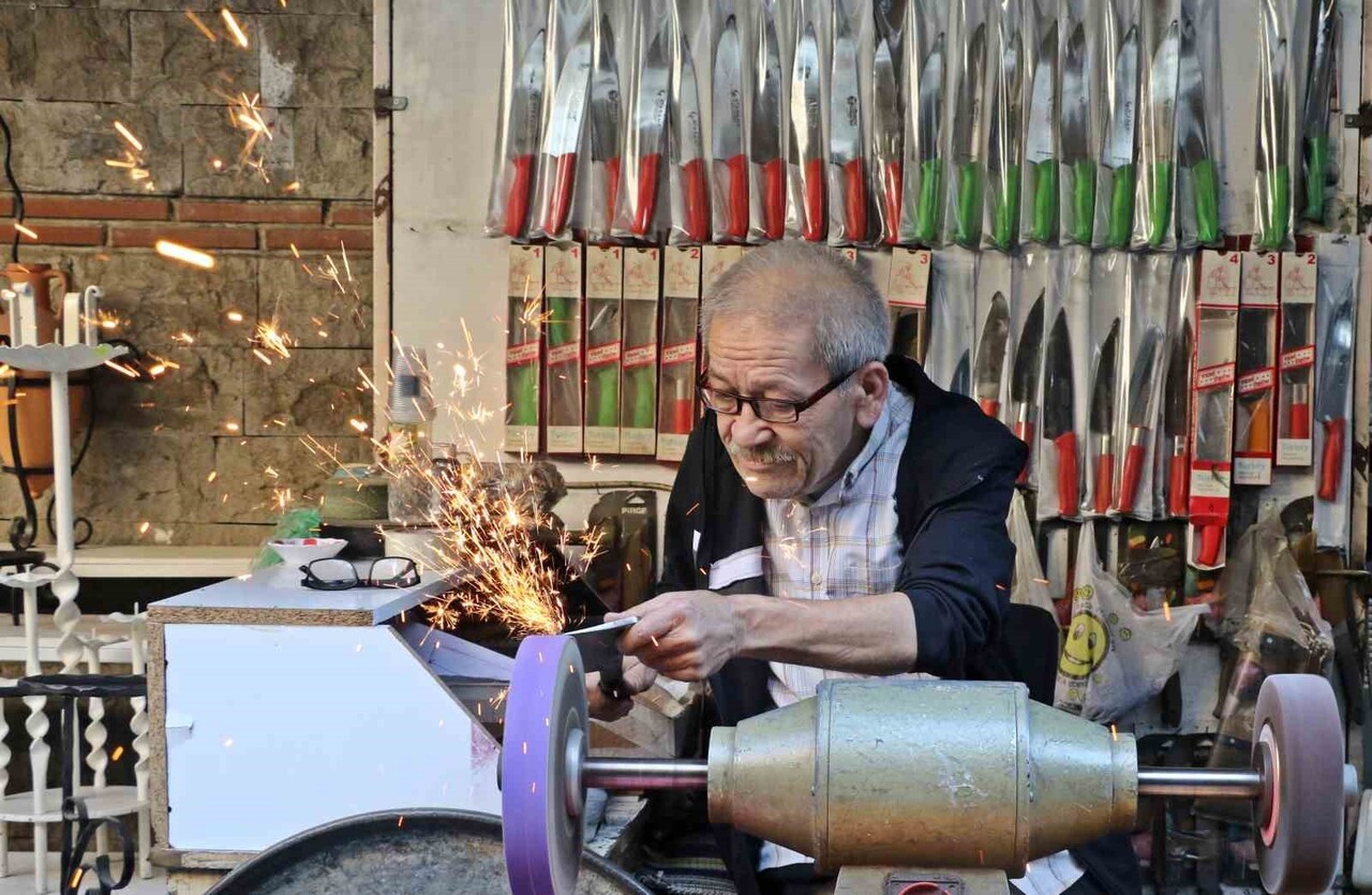 ANTALYA'DA YAŞAYAN 65 YAŞINDAKİ BIÇAK BİLEME USTASI MEHMET ŞAKAR, DEDEDEN TORUNA MİRAS KALAN...