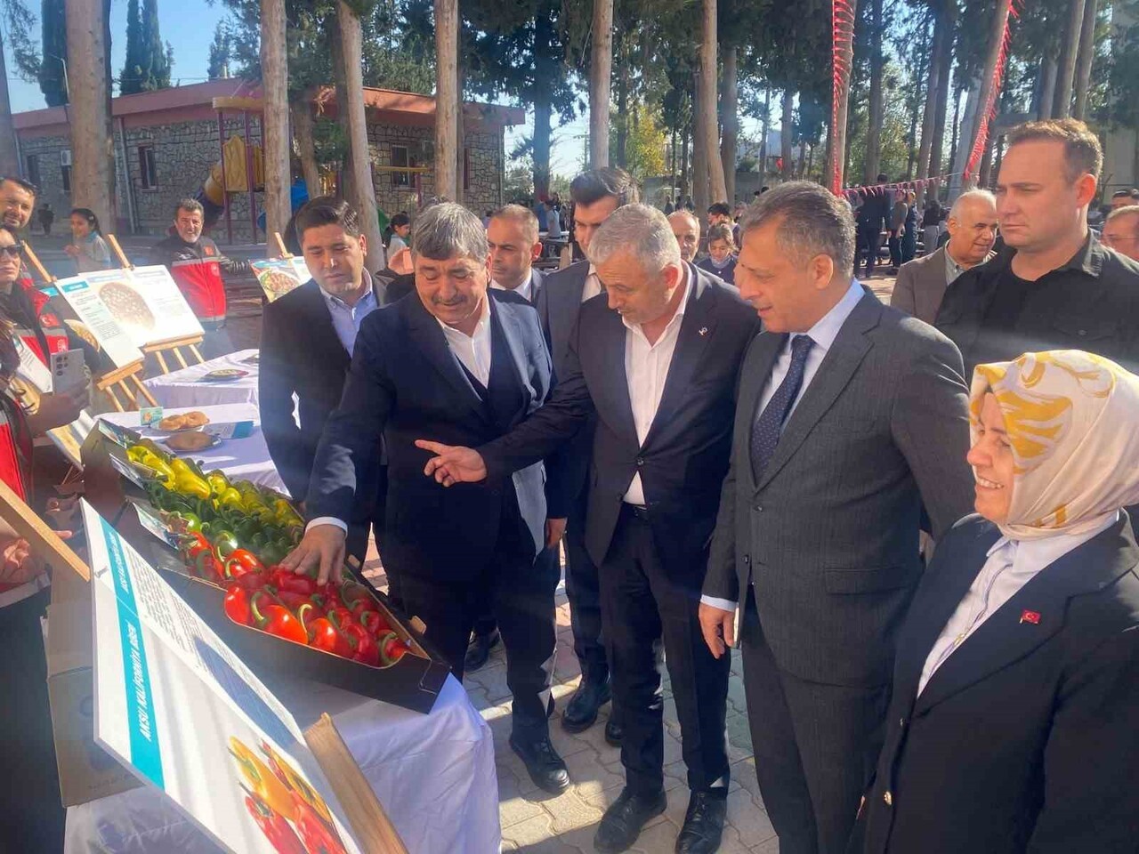 ANTALYA'NIN AKSU İLÇESİNDE YERLİ MALI HAFTASI, YERLİ VE MİLLİ ÜRETİMİN ÖNEMİNE DİKKAT ÇEKİLEN...