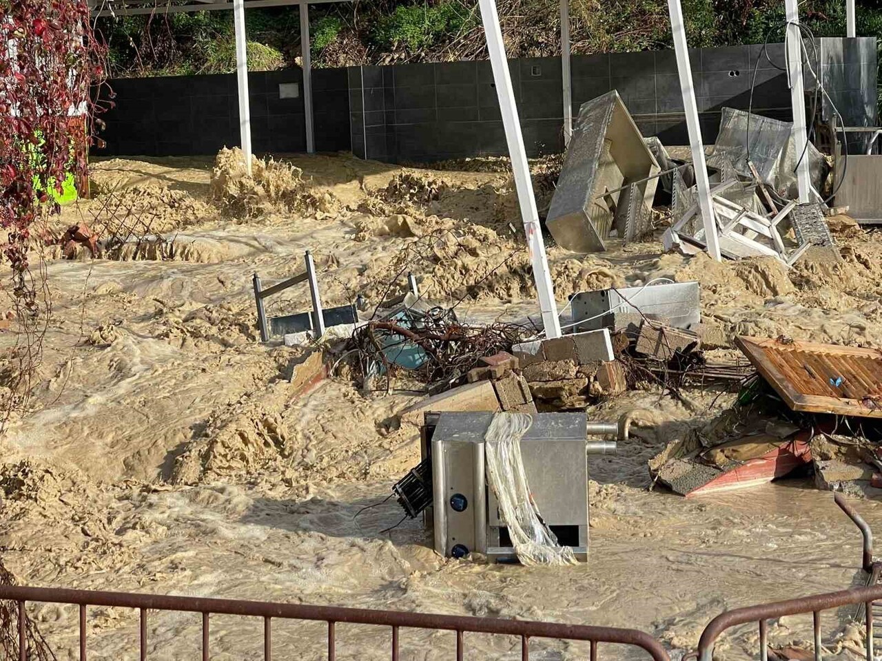 ANTALYA'NIN ALANYA İLÇESİNDE BUGÜN ÖĞLE SAATLERİNDE ETKİLİ OLAN SAĞANAK YAĞMUR, 5 YILDIZLI OTELİN...