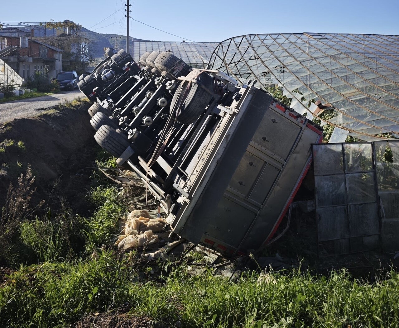 ANTALYA'NIN GAZİPAŞA İLÇESİNDE MEYDANA GELEN TRAFİK KAZASINDA 1 KİŞİ YARALANDI.