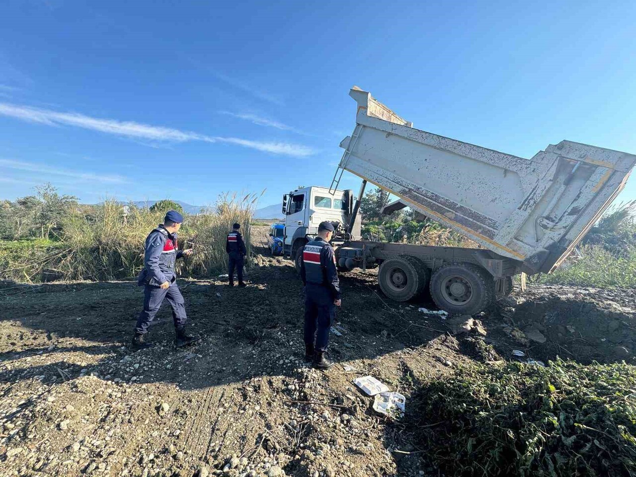 ANTALYA'NIN KAŞ İLÇESİNDE DEVRİYE GEZEN JANDARMA EKİPLERİ EŞEN ÇAYI KENARINDAN KUM ALAN ŞAHISLARI...