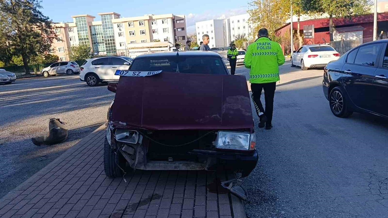 ANTALYA'NIN MANAVGAT İLÇESİNDE EHLİYETSİZ OTOMOBİL SÜRÜCÜSÜ MİNİBÜS VE MOTOSİKLETTE ÇARPMASI...