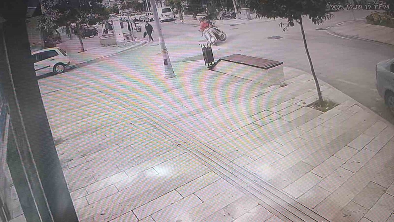 ANTALYA'NIN MANAVGAT İLÇESİNDE MOTOSİKLET İLE MOTORLU BİSİKLETİN ÇARPIŞMASI SONUCU MEYDANA GELEN...