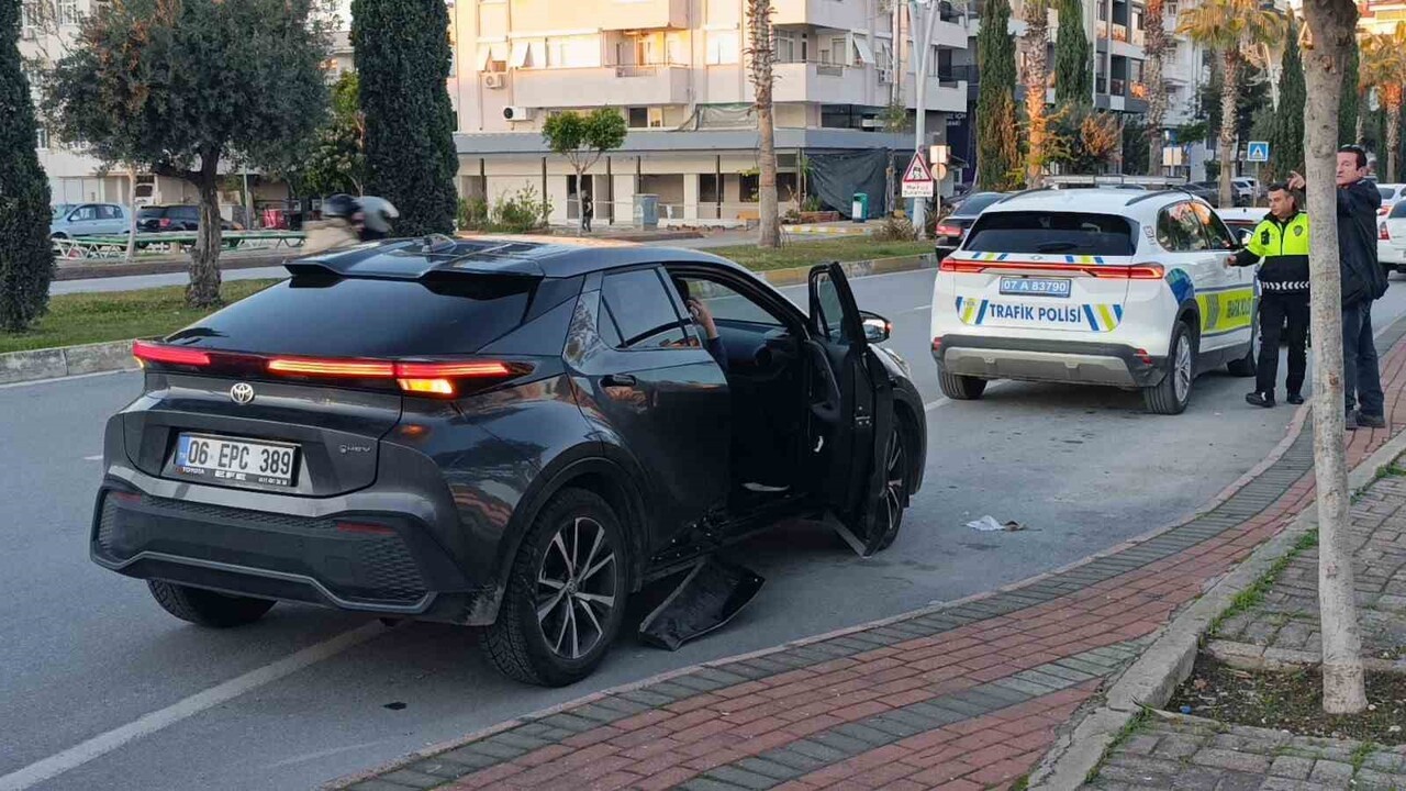 ANTALYA'NIN MANAVGAT İLÇESİNDE MOTOSİKLET İLE OTOMOBİLİN ÇARPIŞMASI SONUCU 2 KİŞİ...