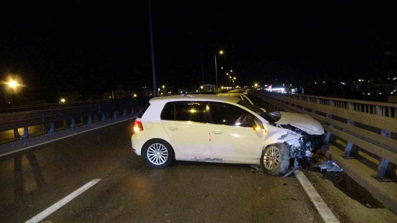 ANTALYA'NIN MANAVGAT İLÇESİNDE OTOMOBİLİN BARİYERLERE ÇARPMASI SONUCU 2 KİŞİ YARALANDI.