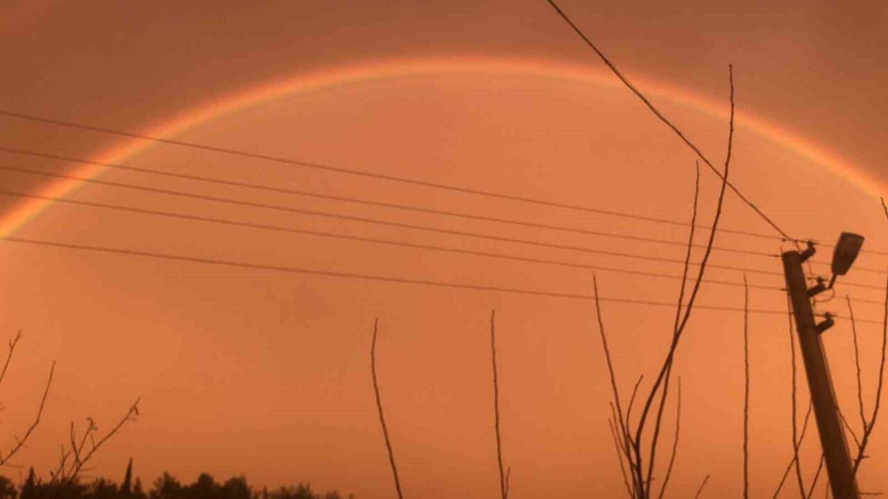ANTALYA'NIN SERİK İLÇESİNDE YAĞAN YAĞMUR SONRASI OLUŞAN ÇİFTE GÖKKUŞAĞINI GÖRÜNCE ÇEKTİĞİ VİDEO...