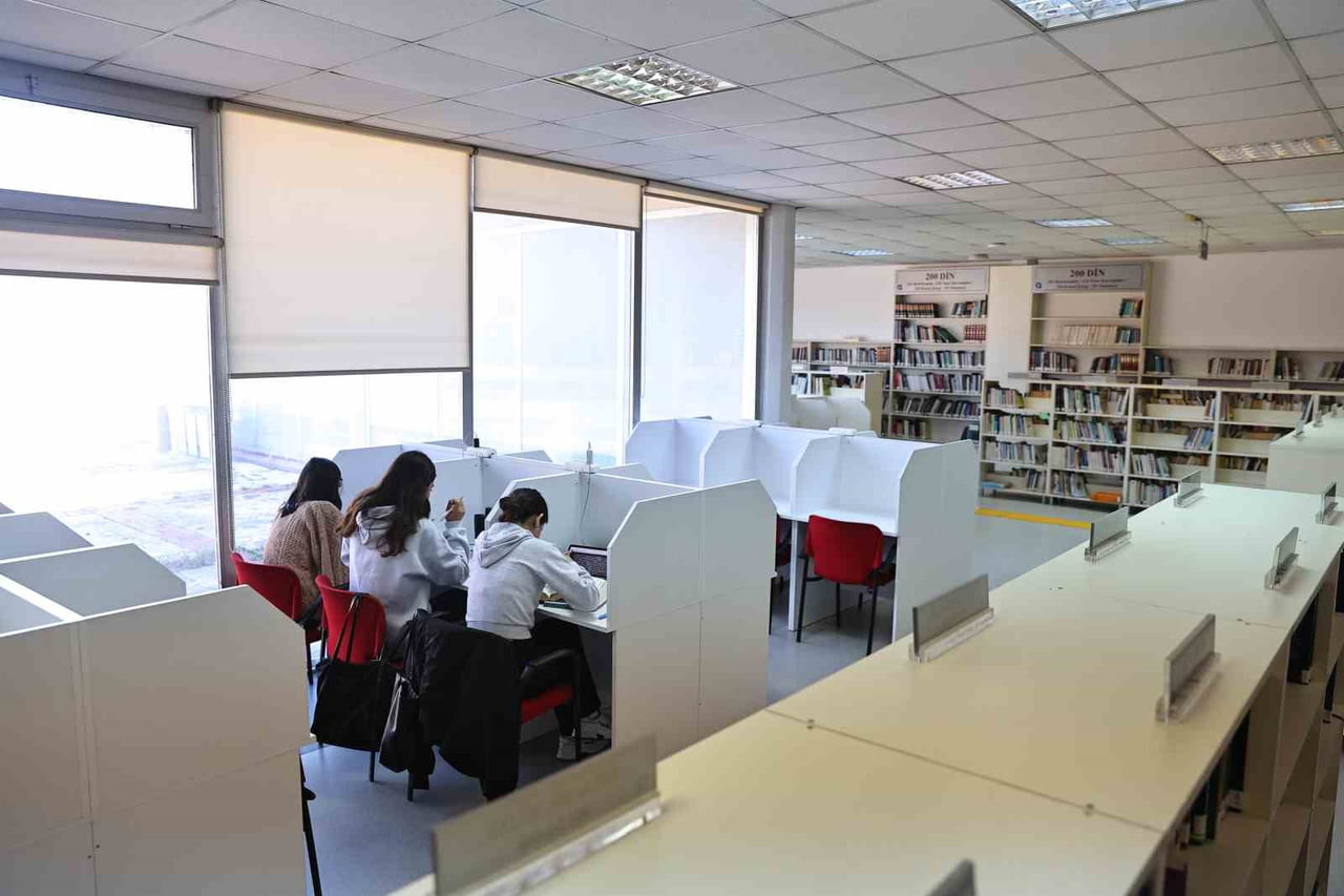 ANTALYA BÜYÜKŞEHİR BELEDİYESİ’NE BAĞLI DOĞAN HIZLAN KÜTÜPHANESİ, ZENGİN KİTAP ARŞİVİYLE...