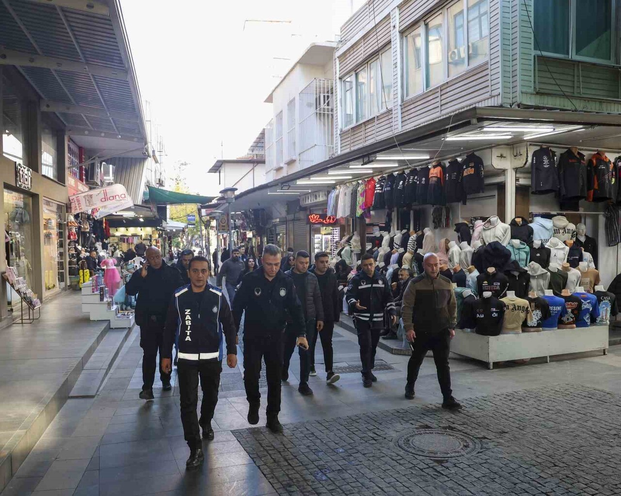 ANTALYA BÜYÜKŞEHİR BELEDİYESİ ZABITA EKİPLERİ, KENT ESTETİĞİNİN KORUNMASI, VATANDAŞLARIN...