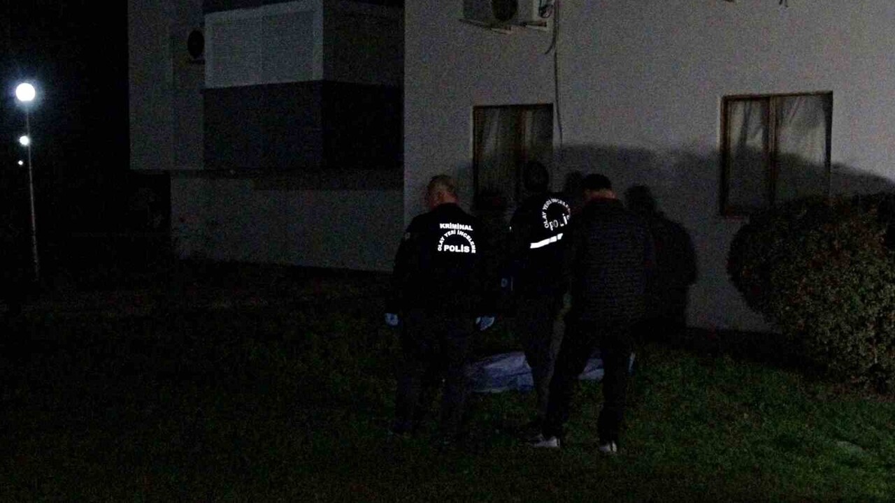 ANTALYA’DA ALZHEİMER RAHATSIZLIĞI BULUNAN 74 YAŞINDAKİ KADIN 8. KATTAKİ DAİRENİN CAMINDAN DÜŞEREK...