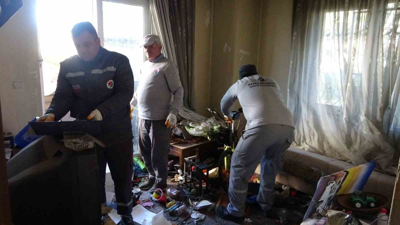 ANTALYA’DA APARTMAN SAKİNLERİNİN BAŞVURUSU SONUCU BAKIMA MUHTAÇ HALDEKİ YAŞLI ADAM BAKIMEVİNE...