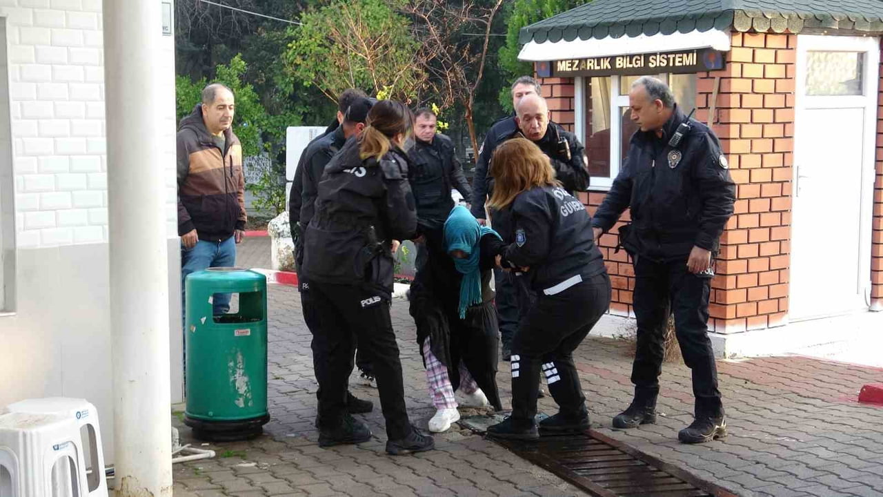 ANTALYA’DA BİR KADININ KOLUNDAKİ ÇANTAYI KALDIRIMA BIRAKARAK UZAKLAŞAN ŞÜPHELİ ŞAHIS MEZARLIKTA...