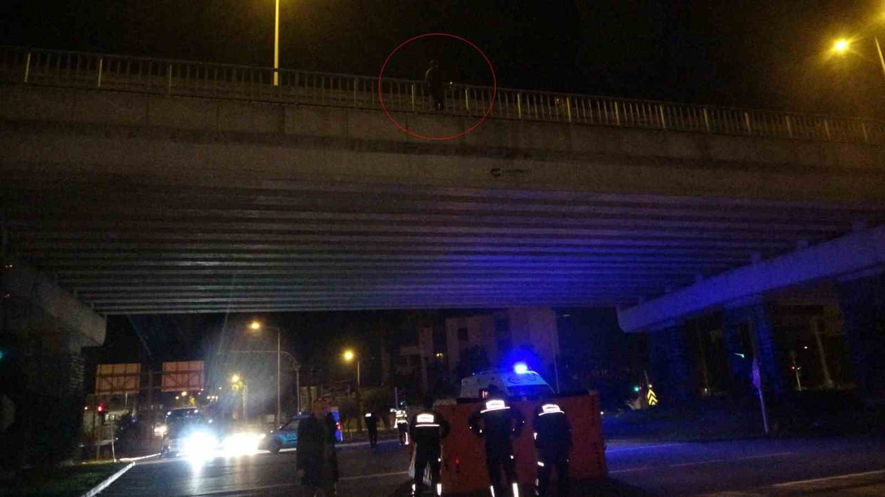 ANTALYA’DA BİR KADININ KÖPRÜDE İNTİHAR TEŞEBBÜS EDİP POLİS TARAFINDAN SON ANDA KURTARILDIĞI...