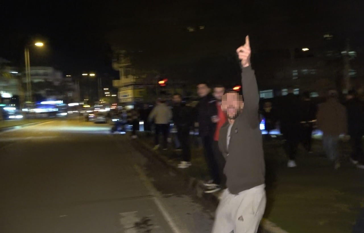 ANTALYA’DA BİR KADININ KÖPRÜDE İNTİHAR TEŞEBBÜS EDİP POLİS TARAFINDAN SON ANDA KURTARILDIĞI...