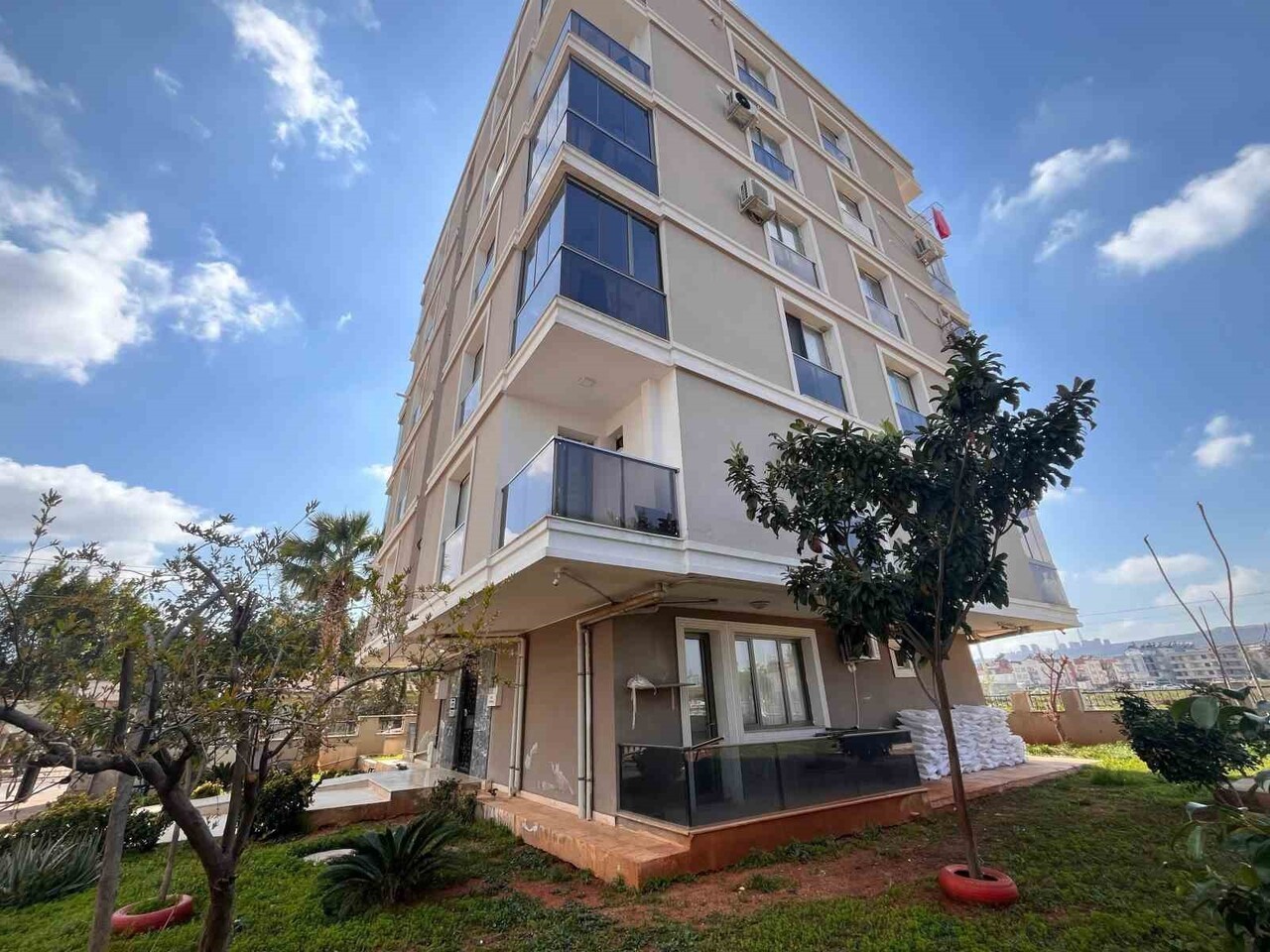 ANTALYA’DA İKİ AYLIK EŞİ HEMŞİRE SEVCAN DEMİR SAKMAN’I SATIRLA ÖLDÜRDÜĞÜ İDDİASIYLA TUTUKLU...