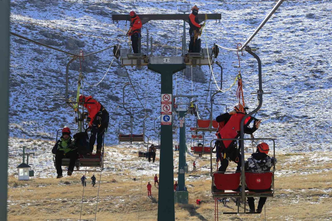 ANTALYA’DA SAKLIKENT KAYAK MERKEZİ’NDE JANDARMA ARAMA KURTARMA (JAK) VE STK’LARA AİT KURTARMA...