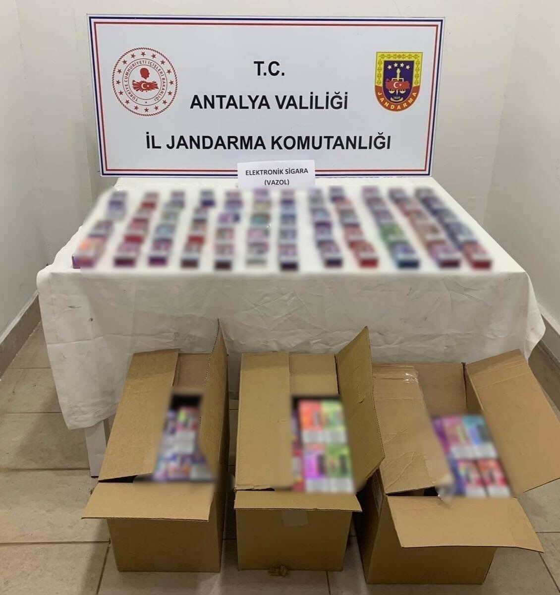 ANTALYA İL JANDARMA KOMUTANLIĞI EKİPLERİ, KEPEZ’DE ÜÇ ŞÜPHELİNİN EV VE ARAÇLARINDA YAPTIKLARI...