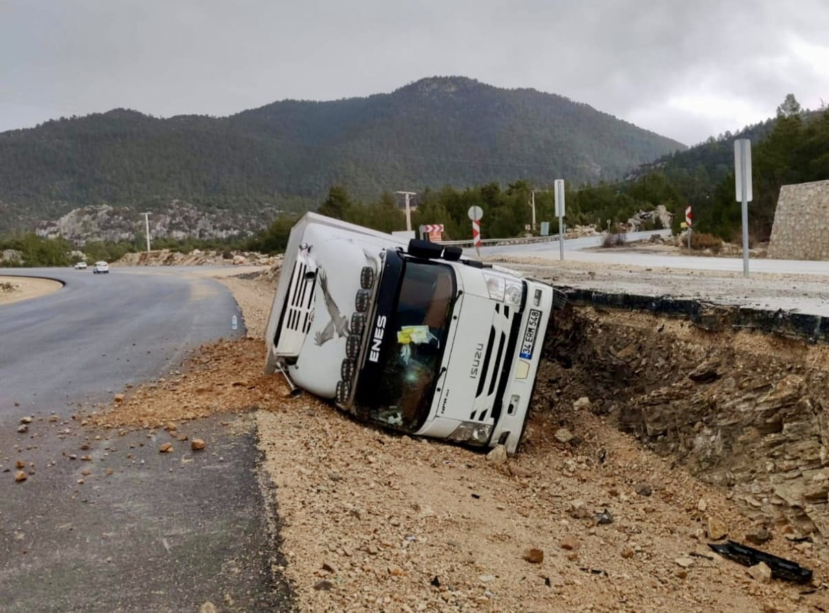 ANTALYA’NIN AKSEKİ İLÇESİNDE MEYDANA GELEN TRAFİK KAZASINDA KAMYON SÜRÜCÜSÜ YARALANDI.
