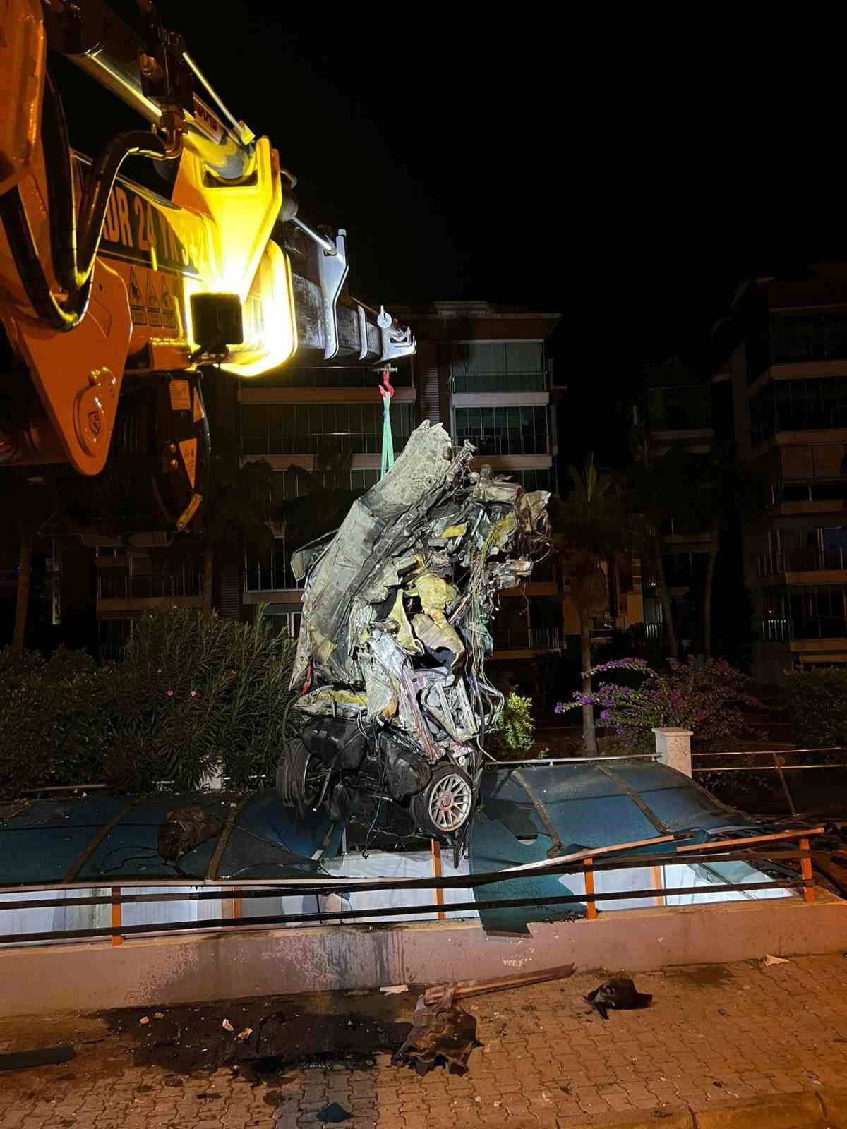 ANTALYA’NIN ALANYA İLÇESİNDE DİREKSİYON HAKİMİYETİNİ KAYBEDEN SÜRÜCÜ YOL KENARINDA BULUNAN ALT...