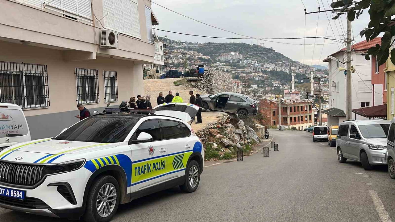 ANTALYA’NIN ALANYA İLÇESİNDE GERİ MANEVRA YAPAN BİR SUV OTOMOBİL, YOL KENARINDAKİ ŞARAMPOLE ARKA...