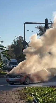 ANTALYA’NIN ALANYA İLÇESİNDE SEYİR HALİNDEKİ BİR OTOMOBİL, MOTOR KISMINDAN ÇIKAN YANGIN NEDENİYLE...