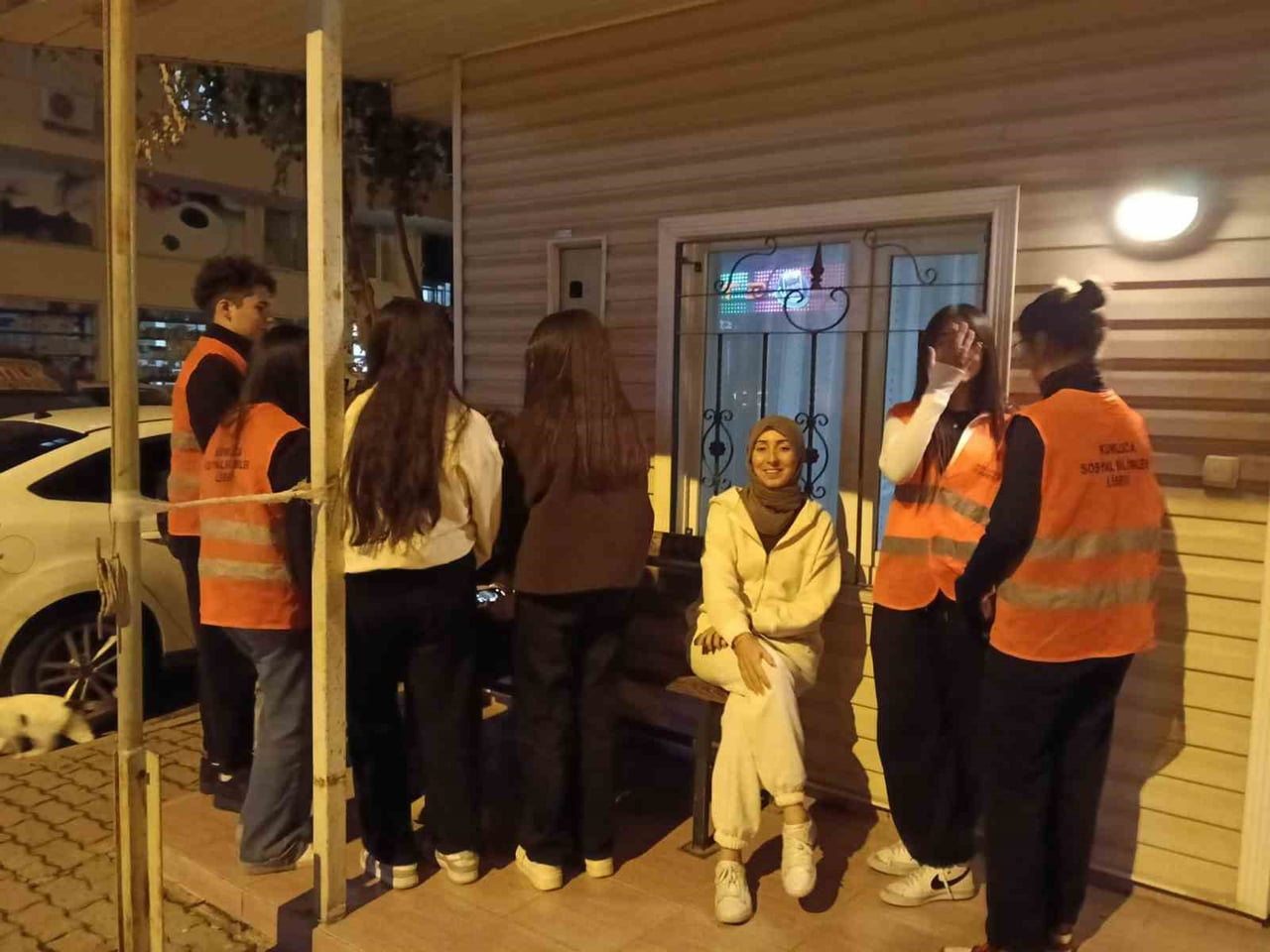 ANTALYA’NIN KUMLUCA İLÇESİNDE SOSYAL BİLİMLER LİSESİ ÖĞRENCİLERİ, İHTİYAÇ SAHİBİ AİLELERE ELBİSE...