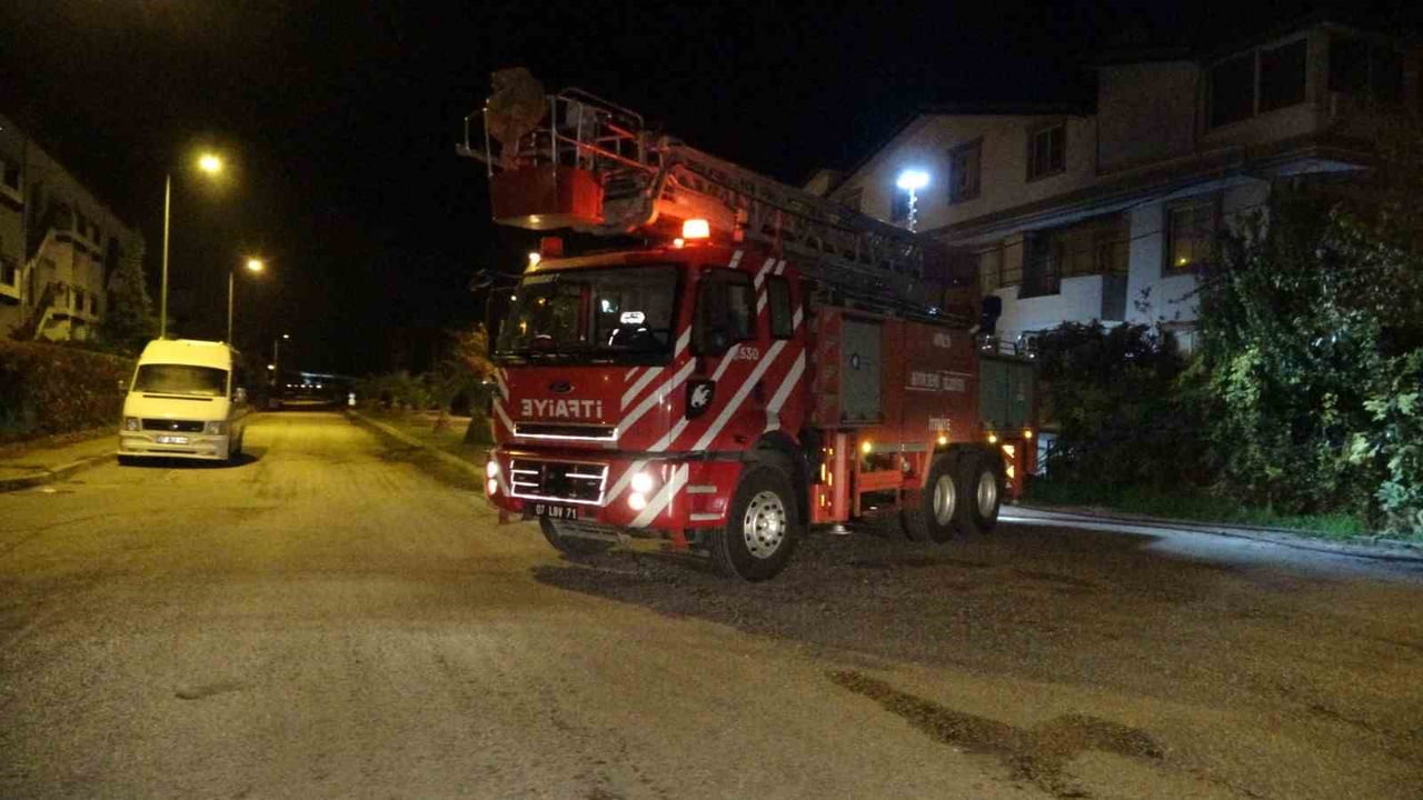 ANTALYA’NIN MANAVGAT İLÇESİNDE BİR APARTMANIN ZEMİN KATINDA YANGIN ÇIKTI. İTFAİYE EKİPLERİ...