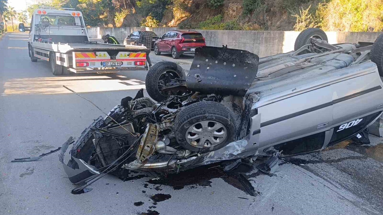 ANTALYA’NIN MANAVGAT İLÇESİNDE OTOMOBİLİN VİRAJI ALAMAYARAK REFÜJDEKİ AYDINLATMA DİREĞİNE ÇARPIP...