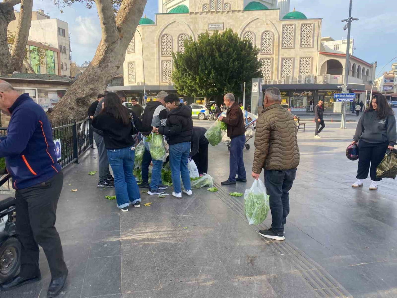 ANTALYA’NIN SERİK İLÇESİNDE BİR ÇİFTÇİ, ÇÖPE DÖKÜLEN ÜRÜNLERE TEPKİ OLARAK ÜCRETSİZ MARUL DAĞITTI....